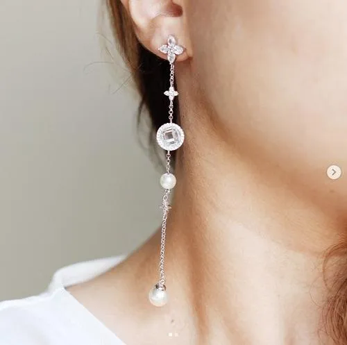 Crystal and pearl symbol asymmetric earrings