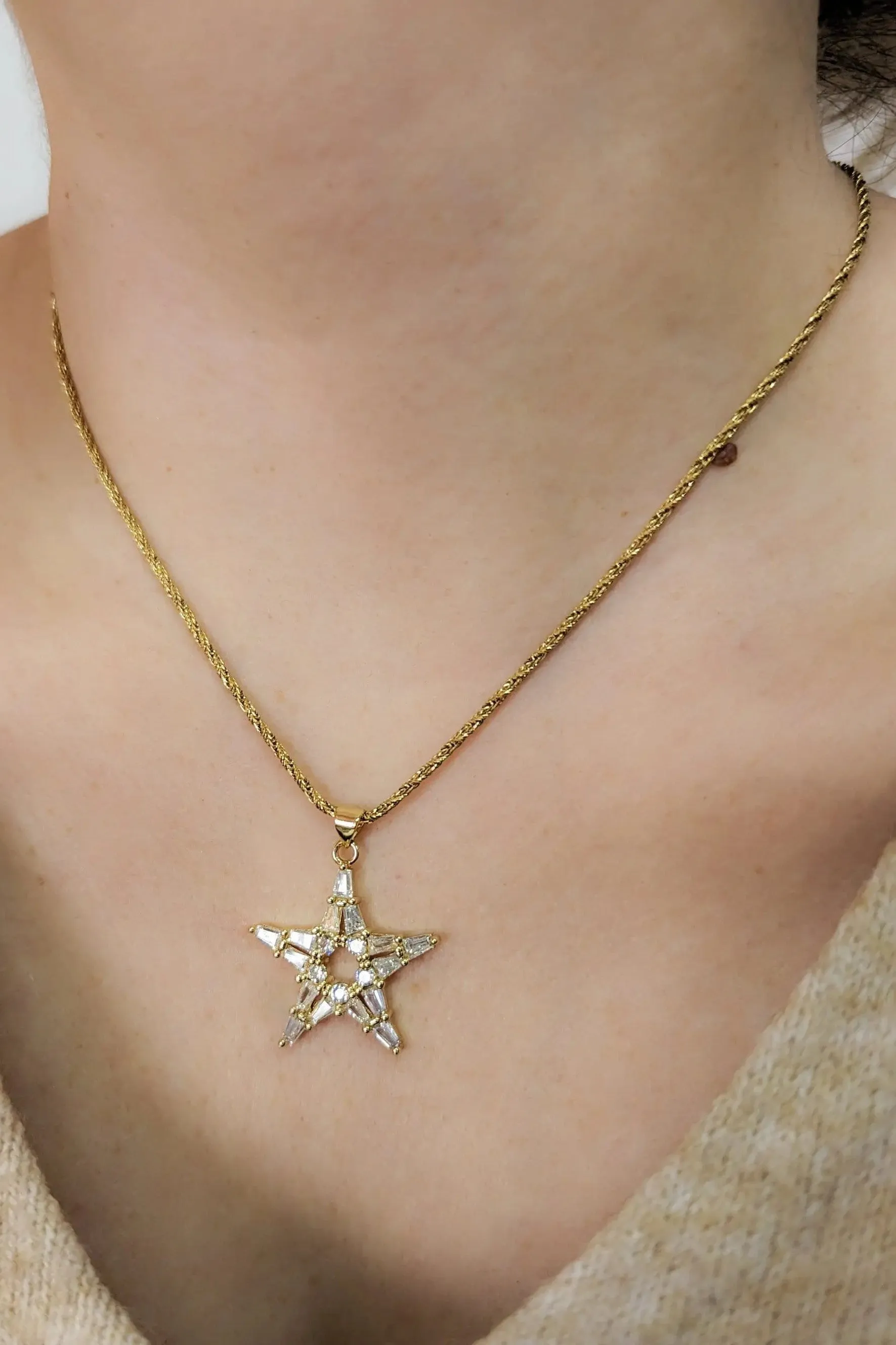 Gold Chain Star pendant necklace