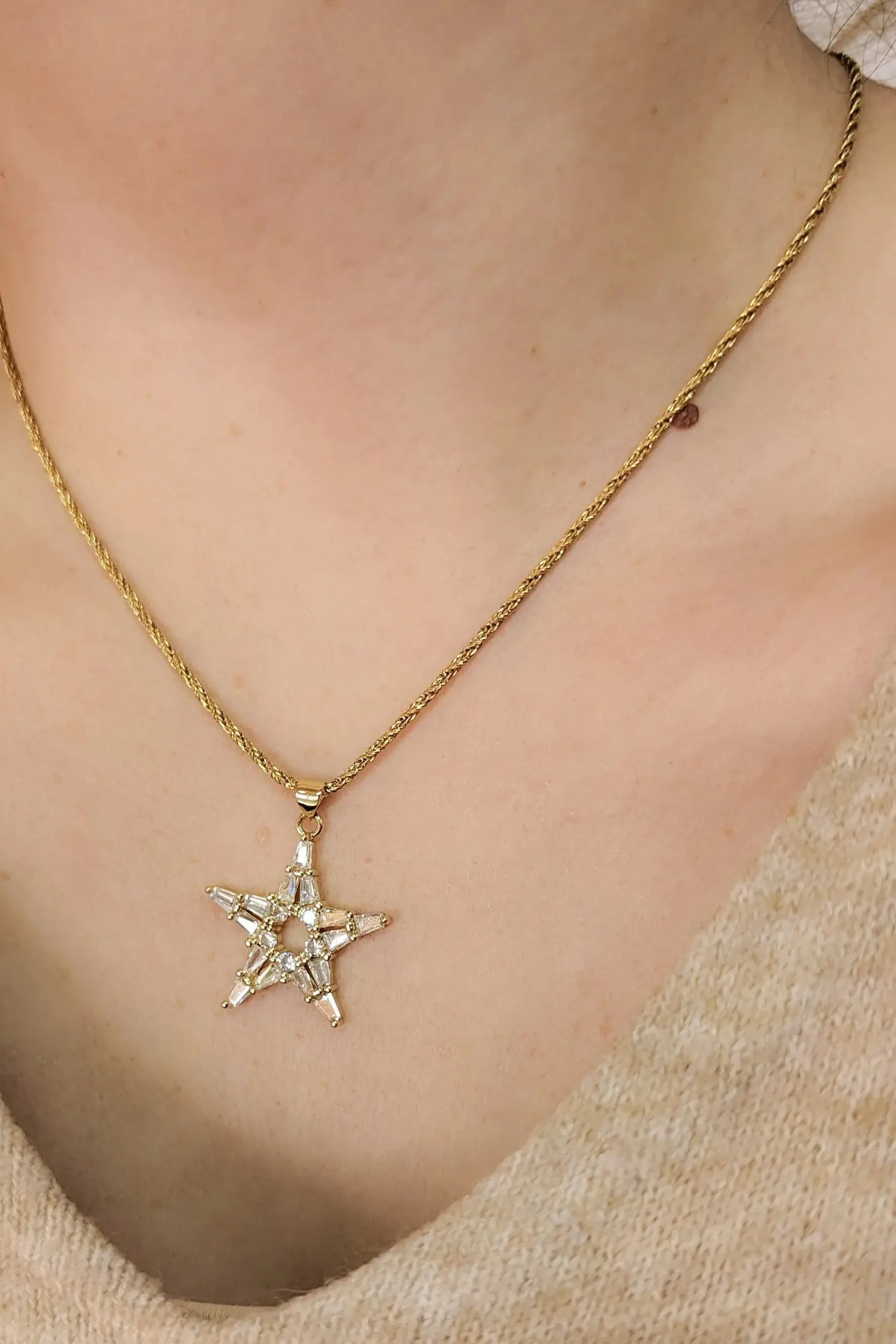 Gold Chain Star pendant necklace