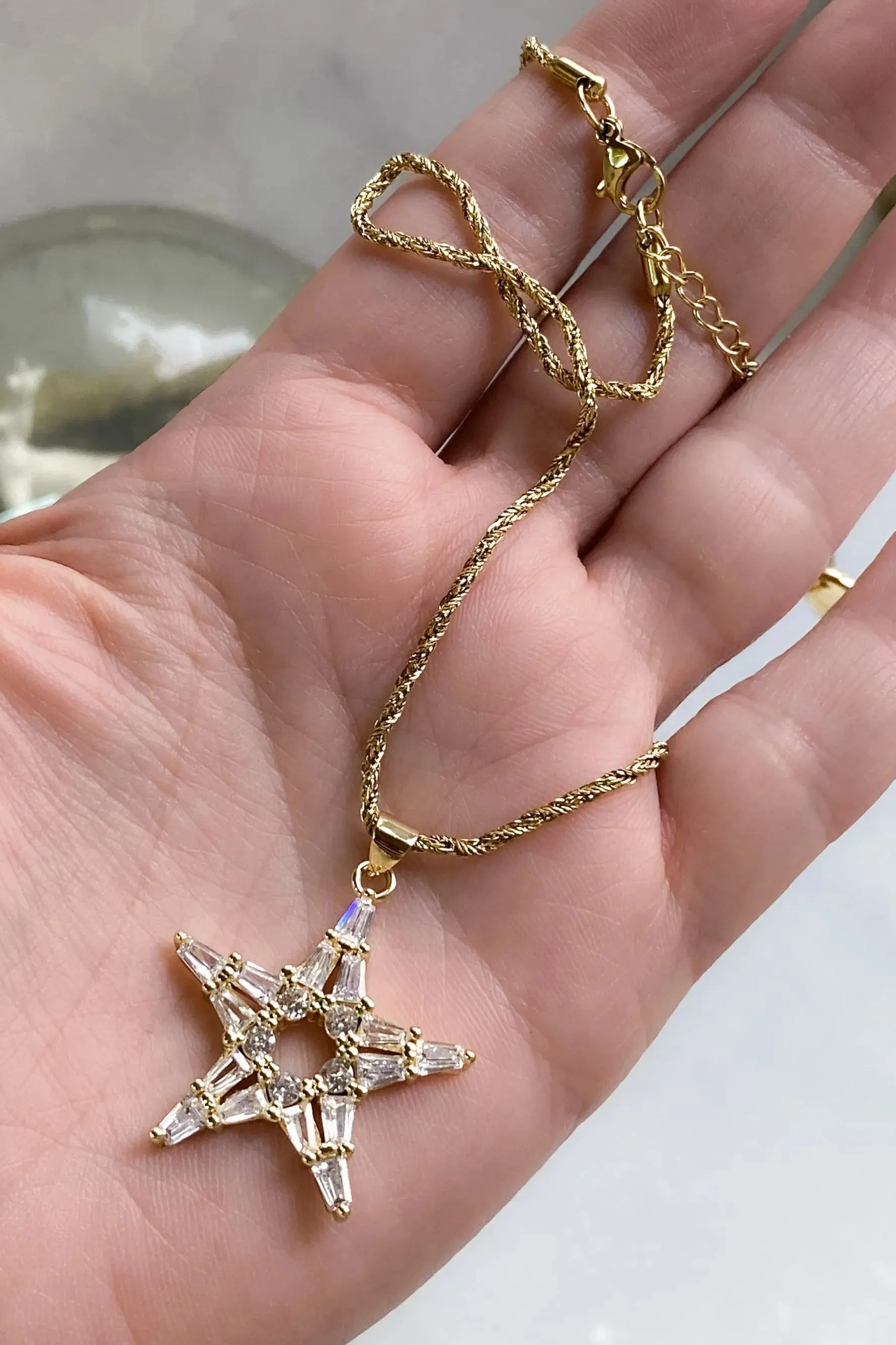 Gold Chain Star pendant necklace