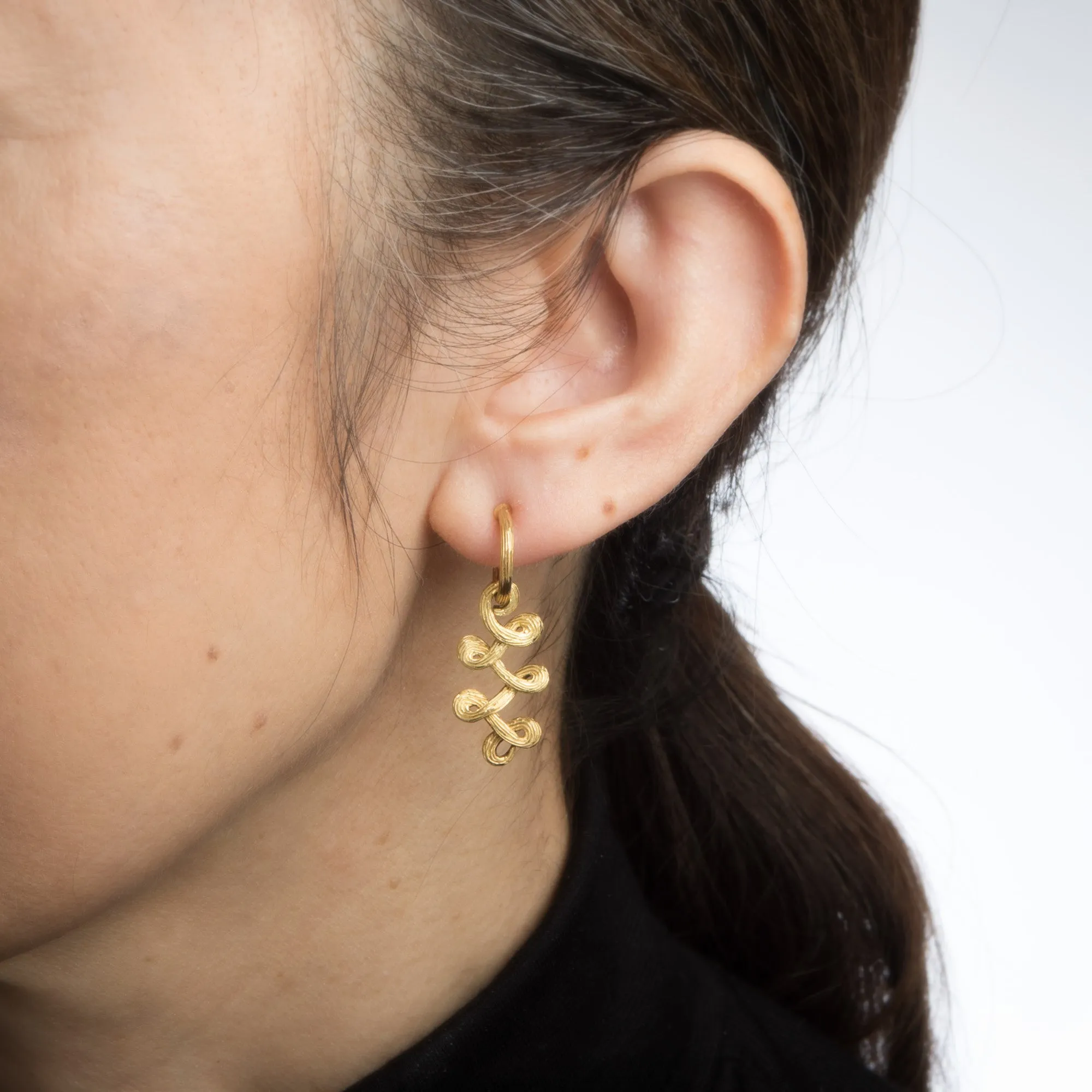 H Stern Earrings 18k Yellow Gold Swirl Ribbon Design Estate Fine Signed Jewelry